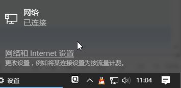 使用筆記本的用戶反應(yīng)在win10操作系統(tǒng)中使用移動(dòng)熱點(diǎn)功能但是會(huì)自動(dòng)關(guān)閉的問題，該怎么辦呢？在win10系統(tǒng)【設(shè)置】--【網(wǎng)絡(luò)和intetnet】選項(xiàng)中自帶了移動(dòng)熱點(diǎn)功能，我們無需使用第三方軟件即可將網(wǎng)絡(luò)進(jìn)行共享，功能強(qiáng)大。雖然如此但卻會(huì)自動(dòng)關(guān)閉，導(dǎo)致其他設(shè)備經(jīng)常斷網(wǎng)的問題，在本文中win10之家小編給大家介紹下移動(dòng)熱點(diǎn)自動(dòng)關(guān)閉的解決方法。  步驟：  1、鼠標(biāo)左鍵點(diǎn)擊電腦右下角狀態(tài)欄上的，網(wǎng)絡(luò)連接圖標(biāo)，彈出的菜單中點(diǎn)擊“網(wǎng)絡(luò)和internet設(shè)置”，如圖所示：    2、在彈出的菜單中點(diǎn)擊“移動(dòng)熱點(diǎn)”，與其它設(shè)備共享我的Internet下的開關(guān)按鈕選擇“開”；  3、操作完成后在左側(cè)點(diǎn)擊【以太網(wǎng)】，然后在右側(cè)單擊“更改適配器選項(xiàng)”；    4、在彈出的框中，選擇虛擬網(wǎng)卡（帶有類似Microsoft Wi-Fi Direct Virtual 標(biāo)志的），鼠標(biāo)右鍵單擊選擇【屬性】選項(xiàng)；  5、在彈出的框中“配置”按鈕；    6、在彈出的屬性框中切換到“電源管理”選卡，在下面把“允許計(jì)算機(jī)關(guān)閉此設(shè)備以節(jié)約電源”的勾去掉，點(diǎn)擊確定保存設(shè)置。  7、按下windows+i 組合鍵打開windows 設(shè)置 ，然后點(diǎn)擊【系統(tǒng)】選項(xiàng)；    8、在系統(tǒng)設(shè)置左側(cè)點(diǎn)擊“電源與睡眠”，在右側(cè)將屏幕 和睡眠 兩個(gè)選項(xiàng)都設(shè)置為【從不】即可，